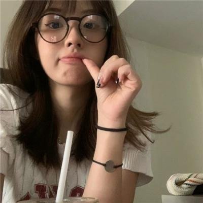 女孩的钓鱼慢活